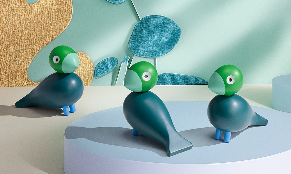 Der Kay Bojesen Year Bird 2026 „Birk“ wirkt wie ein frischer Atemzug aus der nordischen Landschaft. Der hellgrüne Kopf, der aqua-farbene Schnabel und der Körper in tiefem Grün-Blau-Teal erinnern an Frühlingslicht, Waldboden und stille Seeufer. Hellblaue Beine verleihen dem Design eine spielerische Leichtigkeit. Als limitierte Edition mit Jahresgravur ist Birk ein besonderes Sammlerstück – etwas kleiner als der klassische Songbird, aber genauso charmant und voller Charakter.