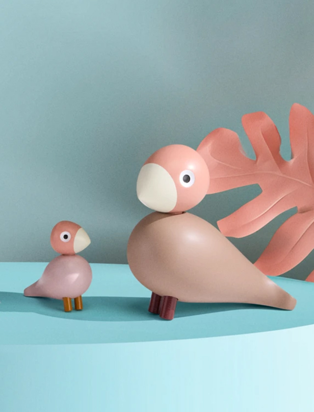 Kay Bojesen Liv & Lykke Vogelpaar rosa – großer und kleiner Holzvogel auf blauem Hintergrund