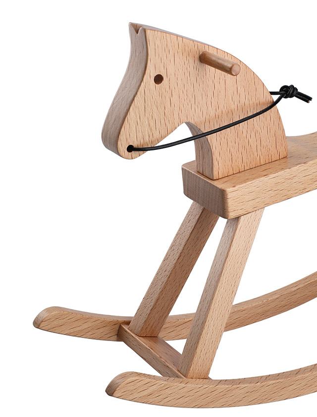 Kay Bojesen Mini-Schaukelpferd aus FSC®-zertifiziertem Buchenholz als dänische Designklassiker als Detailanschicht vor einem weißen Hintergrund