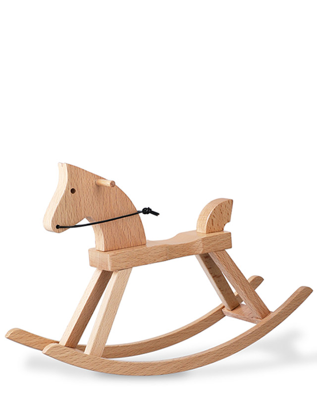 Kay Bojesen kleines Schaukelpferd aus FSC®-zertifiziertem Buchenholz als dänische Designklassiker als Detailanschicht vor einem weißen Hintergrund