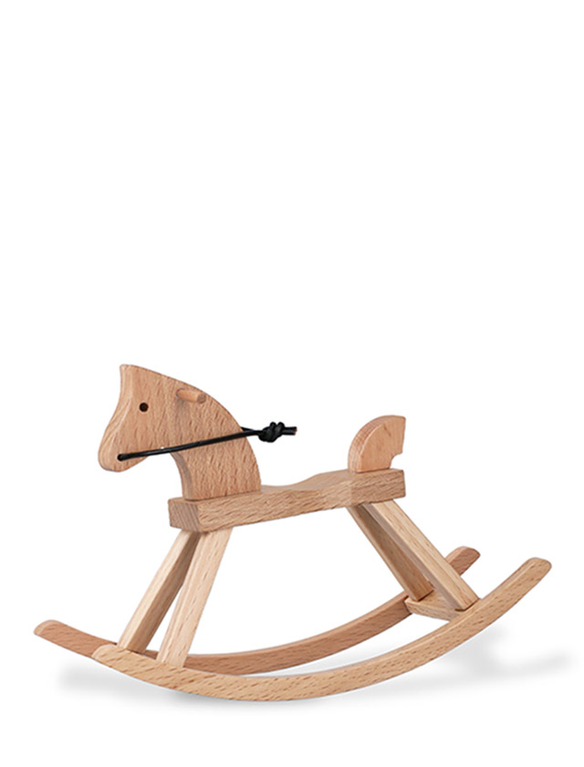 Kay Bojesen Mini-Schaukelpferd aus FSC®-zertifiziertem Buchenholz als dänische Designklassiker als Detailanschicht vor einem weißen Hintergrund