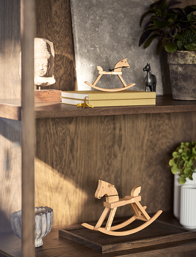 Kay Bojesen Mini-Schaukelpferde aus FSC®-zertifiziertem Buchenholz als dänische Designklassiker auf einem Holzregal