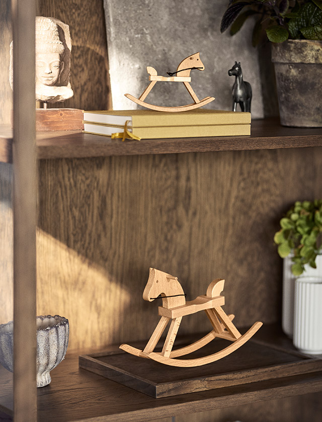Kay Bojesen Mini-Schaukelpferde aus FSC®-zertifiziertem Buchenholz als dänische Designklassiker auf einem Holzregal