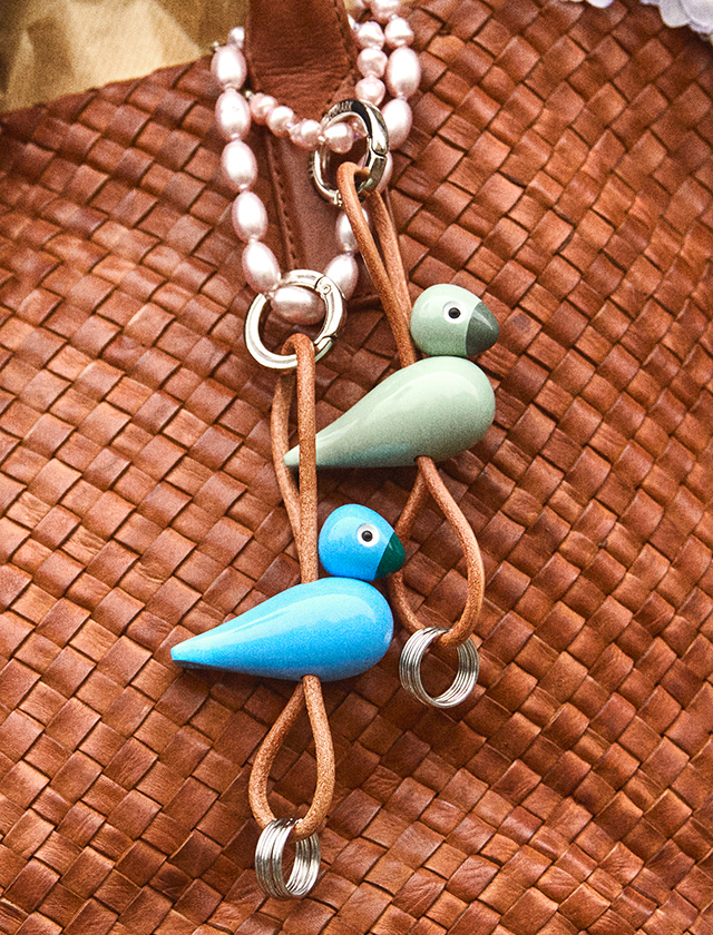 Kay Bojesen Vogel-Schlüsselanhänger aus Holz in Blau und Mintgrün – stilvolles Accessoire für Schlüssel oder Tasche, mit Lederband und Metallring.