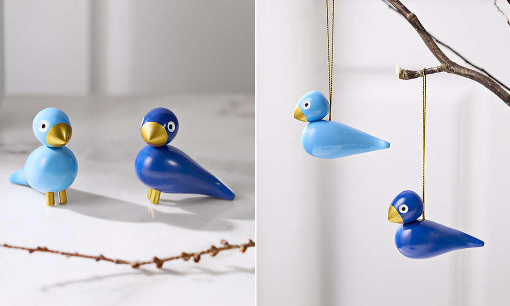 Kay Bojesen Wintervögel in Hellblau und Dunkelblau mit goldenen Schnäbeln – skandinavische Weihnachtsfiguren aus Holz zum Aufstellen und Aufhängen.