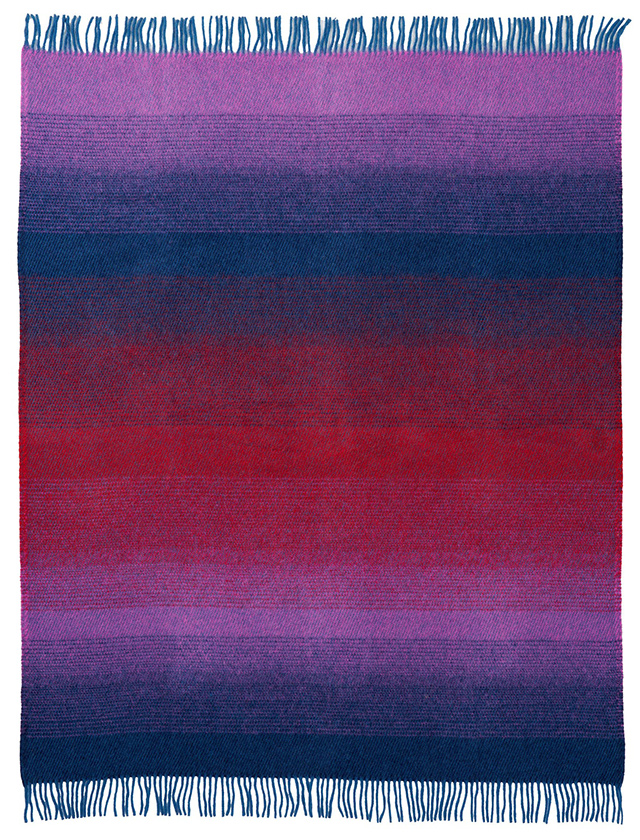 Aurora Wolldecke Purple Blue von Klippan Yllefabrik – 100 % Lammwolle, skandinavisches Design & Nordlicht-Farbverlauf.