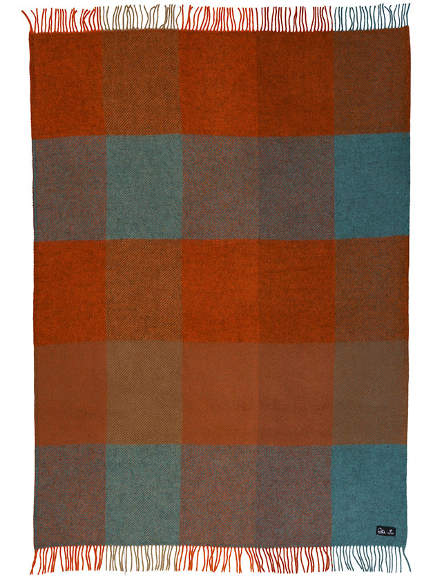 Klippan Yllefabrik Gotland Check Wolldecke in der Farbe Orange.