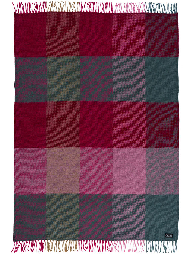 Klippan Yllefabrik Gotland Check Wolldecke in der Farbe Pink.