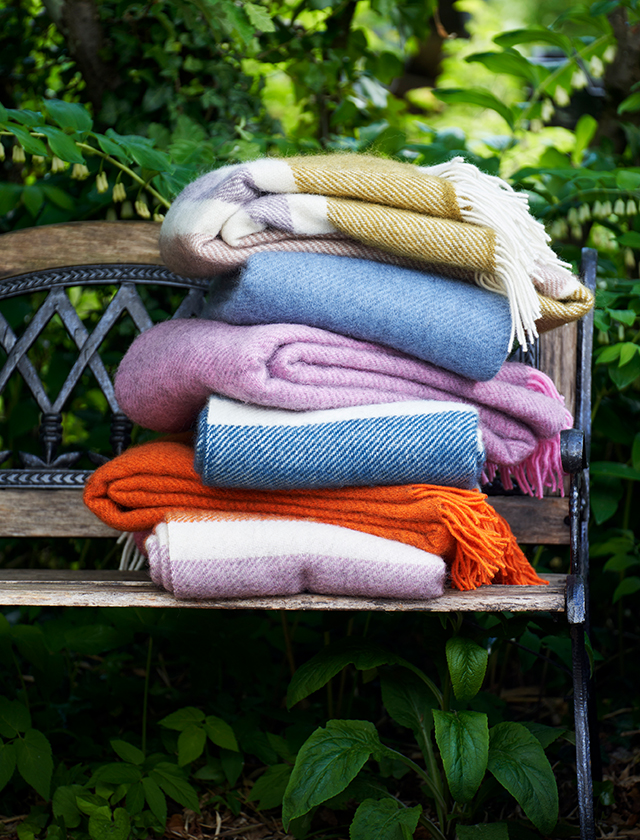 Gotland Stripe Wollecke von Klippan aus Schweden aus 25 % Gotland Wolle und 75 % gebürsteter Lammwolle in den Farben: Petrol, Pastel, Cerise und Black