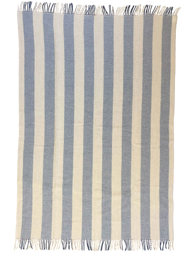 Klippan Yllefabrik Gotland Vertical Stripe Wolldecke in blau gestreift.