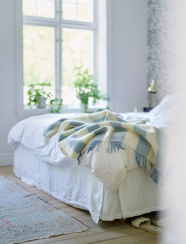 Die Gotland Vertical Stripe Wolldecke von Klippan Yllefabrik überzeugt mit ihrem klaren Streifendesign in Hellblau und der hochwertigen Mischung aus Gotland- und Lammwolle. Ein skandinavischer Klassiker, der Behaglichkeit und zeitloses Design ins Schlafzimmer und Wohnzimmer bringt.
