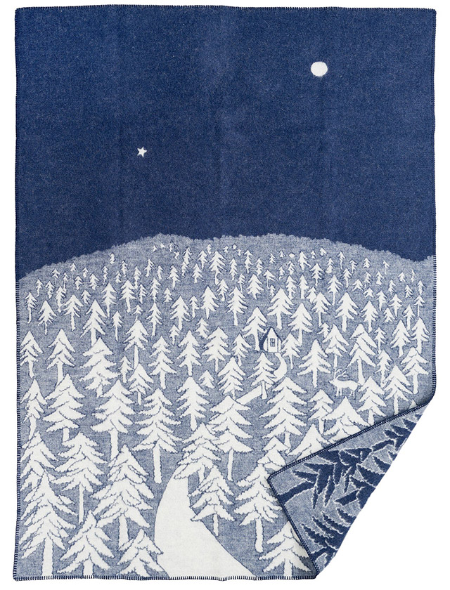 Klippan Wolldecke House In The Forrest aus Merinowolle aus der Klippan Yllefabrik in der Farbe Navy Blue