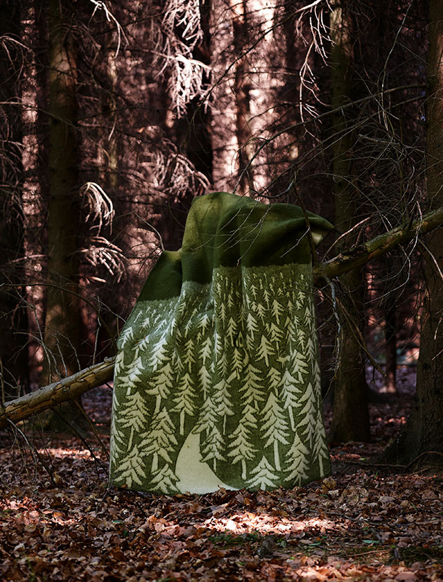 Klippan Yllefabrik Wolldecke House in the Forest Grün – Skandinavisches Design aus reiner Wolle für drinnen & draußen