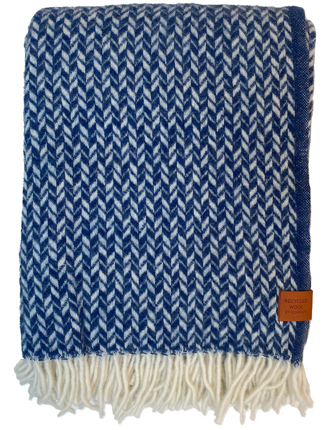 Lovik Wolldecke aus 25% recycelter  Wolle und 75% gebürsteter Lammwolle von Klippan Yllefabrik in der Farbe Deep Blue