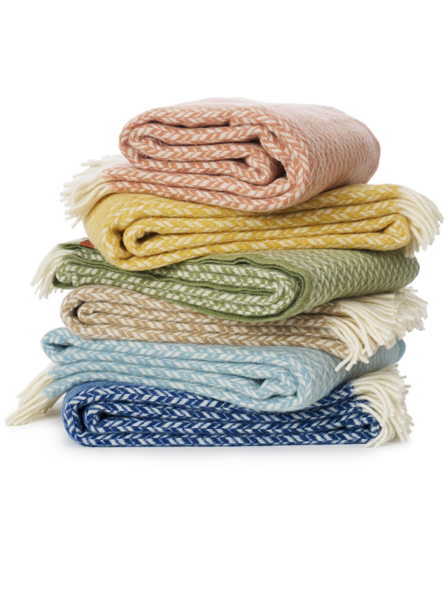 Lovik Wolldecken aus 25% recycelter  Wolle und 75% gebürsteter Lammwolle von Klippan Yllefabrik in den Farben Heavenly Blue, Beige, Apricot, Green, Straw & Deep Blue