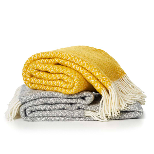 Luxor Wolldecken von Klippan aus Schweden in den Farben Light Grey & Saffron