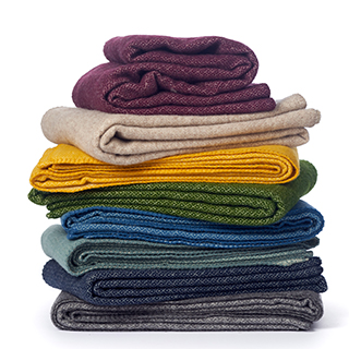 Peak Premium-Wolldecken aus Merino- und Lammwolle von Klippan Yllefabrik sind in den Farben Bordeaux, Natural Beige, Yellow, Green, Petrol, Cactus, Demin verfügbar. Größe: 130 cm x 180 cm