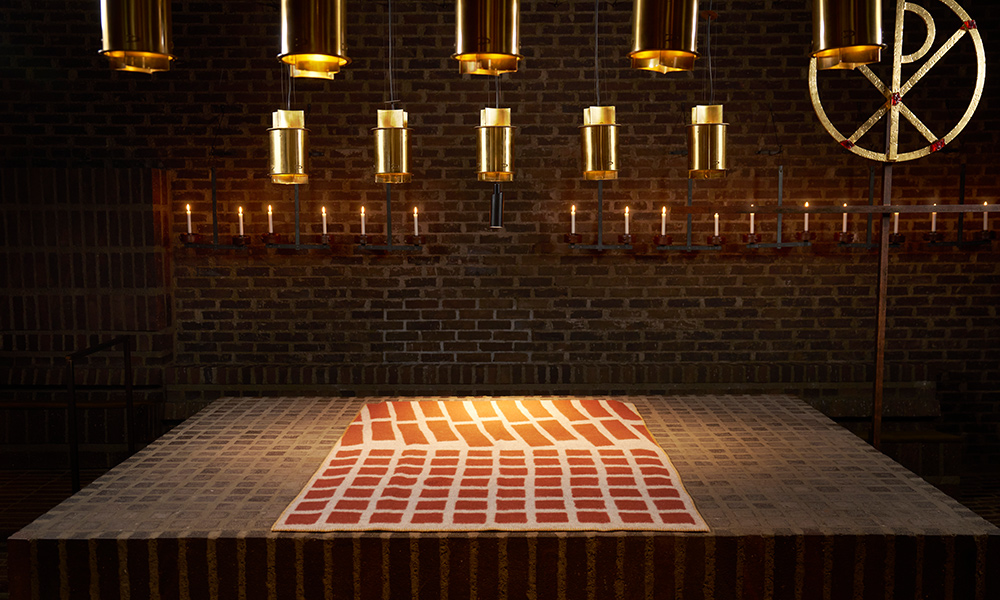 Die Klippan Wolldecke „Sankt Petri Floor“ aus 100 % Bio-Wolle verbindet skandinavisches Design mit architektonischer Klarheit. Inspiriert von der St.-Petri-Kirche von Sigurd Lewerentz, entworfen von Kristina Stark.