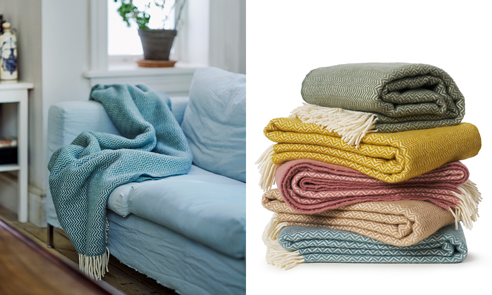 Klippan Wolldecken Sorbet aus 100% Lammwolle, gebürstet und nach OEKO-TEX® Standard zertifiziert. Die hochwertigen Decken überzeugen durch ihr klassisches Zickzack-Muster, weiche Haptik und stilvolle Farben wie Blau, Grün, Gelb, Rosa und Beige. Ideal als Sofa- oder Tagesdecke, kuschelig warm und nachhaltig produziert. Perfekt für skandinavisches Wohndesign und gemütliche Wohnatmosphäre.