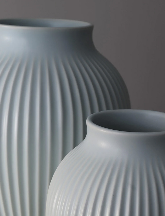 Rillenvase von Knabstrup Keramik mittel und groß in matt Ice Blue