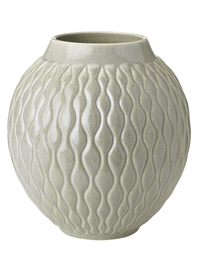 Knabstrup Solum Vase Alba in Beige aus Keramik mit organischer Wellenstruktur und heller, natürlicher Glasur.