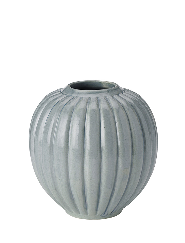 Knabstrup Solum Vase Terrae in lehmfarbiger Keramik mit leicht grünlichem Ton und organischer Reliefstruktur.