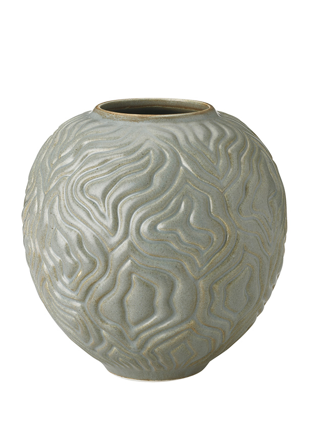 Knabstrup Solum Vase Terrae in lehmfarbiger Keramik mit leicht grünlichem Ton und organischer Reliefstruktur.
