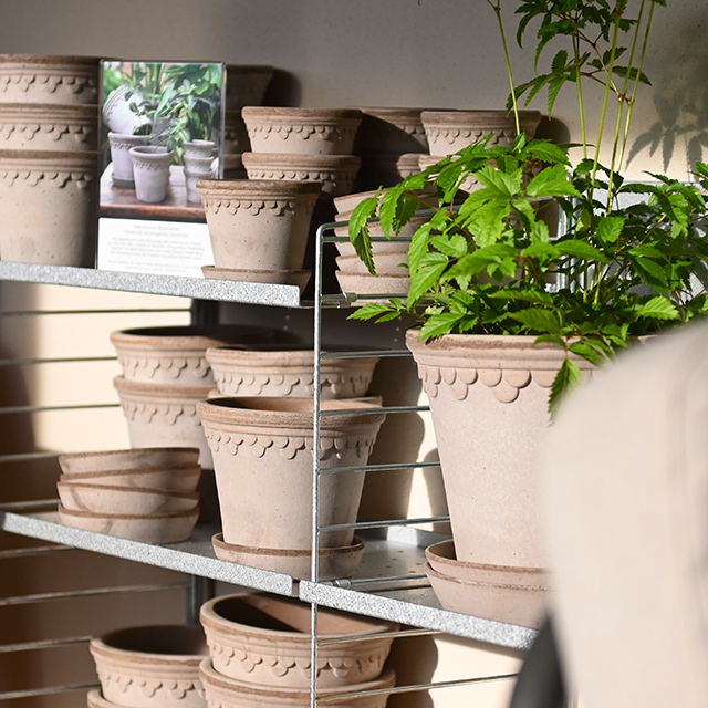 Das galvanisierte Outdoor-Regal von String Furniture eignet sich sehr gut zur Aufbewahrung von Blumentöpfen und Pflanzgefäßen. Hier im Beispiel sind Blumentöpfe von Bergs Potter gezeigt.
