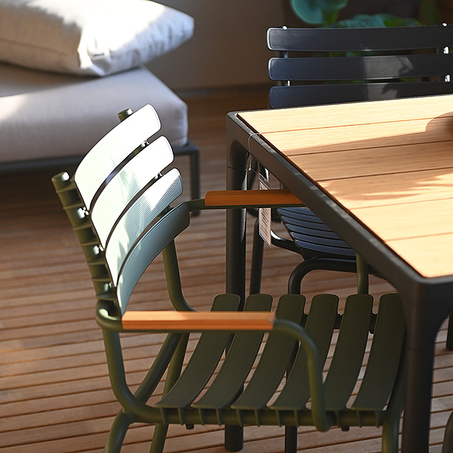ReClips Gartenstuhl und FOUR Gartentisch von HOUE auf der Gartenmöbel-Terrasse von elbdal. ImHintergrund befindet sich eine Level-Outdoor-Lounge.