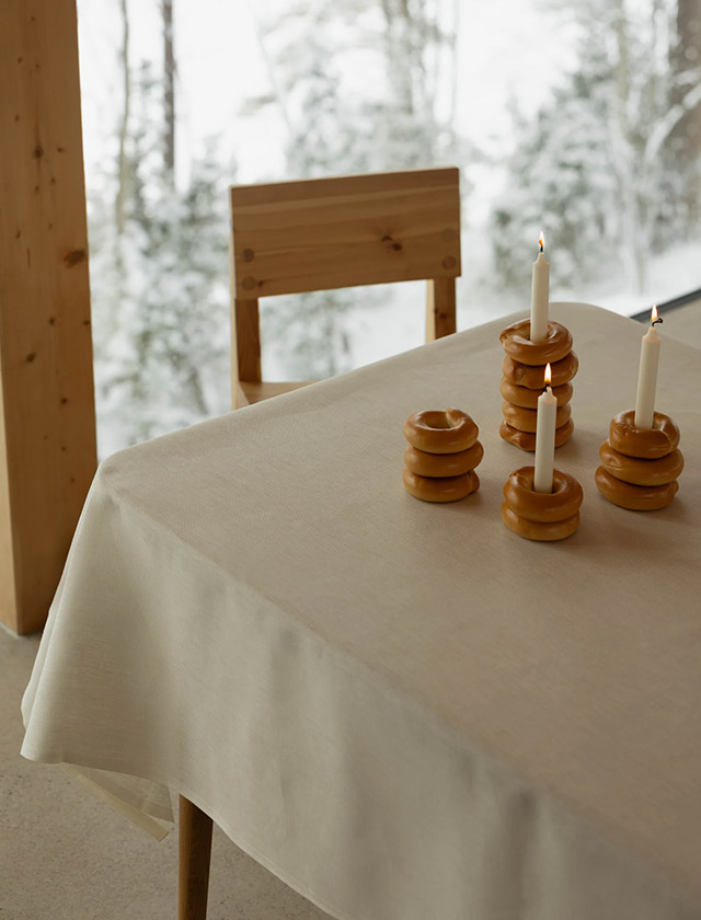 Aamu Tischdecken sind aus 100 % gewaschenem Leinen werden in der Weberei in Lapua Finnland gefertigt. Verwenden Sie Jacquard-Leinen-Tischdecken als alltäglichen Begleiter oder an einem Sonntag für Ihr feinstes Porzellan.