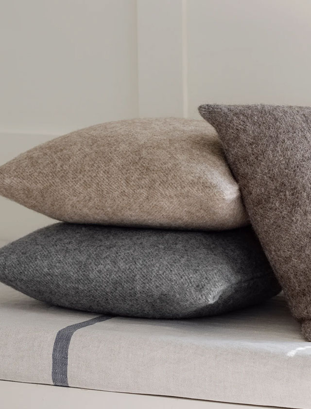Die hochwertigen Arvo Kissenhüllen von Lapuan Kankurit vereinen skandinavisches Design mit natürlicher Wärme. In den dezenten Farbtönen Beige, Grau und Braun bringen sie Ruhe und Stil in jedes Zuhause. Gefertigt aus einem weichen Wollmix, sind sie ideal für minimalistische oder nordische Wohnkonzepte.