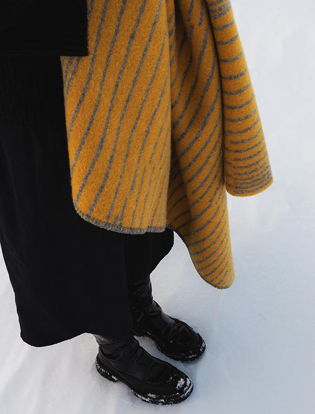 Sanfte Farben gegen die weiße Weite: Die Aurora-Decke von Lapuan Kankurit umhüllt dich mit wohliger Wärme an kalten Wintertagen. In coffee-dyed orange und edlem Grau gehalten, spiegelt sie die Harmonie zwischen Natur, Design und Geborgenheit wider – ideal für ruhige Spaziergänge, Momente im Freien oder bewusste Auszeiten. Nachhaltig gewebt in Finnland, gestaltet von Milla Pettersson.