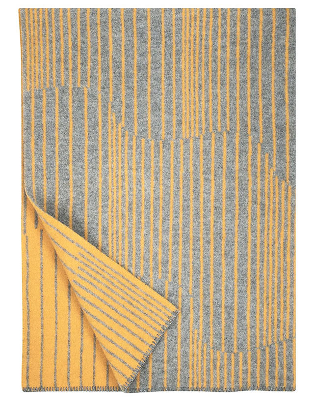Lapuan Kankurit Aurora Wollecke in der Farbe Grey-Coffee-Dyed-Orange in der Größe 130x180cm.