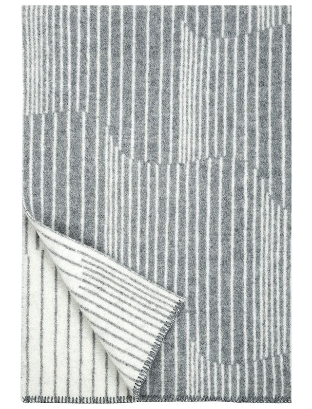 Lapuan Kankurit Aurora Wollecke in der Farbe Grey-White in der Größe 100x150cm.