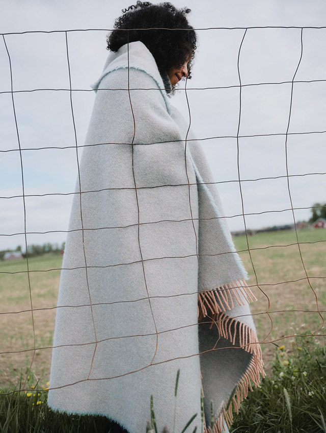 Ilo Wolldecke in Powder Light Blue von Lapuan Kankurit