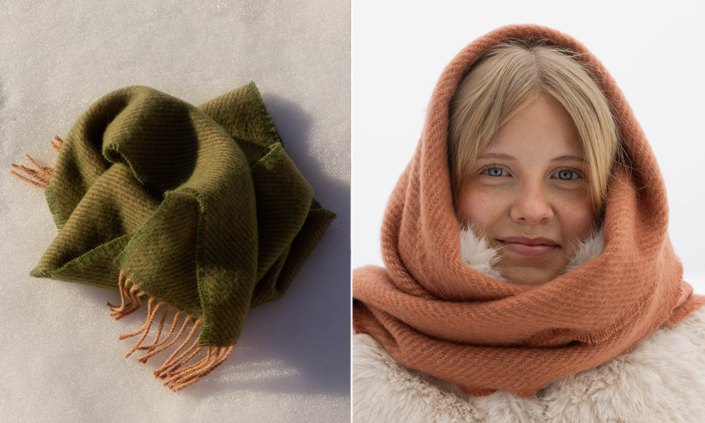 Der ILO Schal von Lapuan Kankurit aus Finnland zeigt die warme, weiche Ausstrahlung hochwertiger Wolle. Das Bild zeigt den Schal einmal locker auf Schnee arrangiert und einmal als großzügig gewickelten Schal in Cinnamon getragen. Die natürlichen Farben und die feine Webstruktur unterstreichen das nordische Design von Lapuan Kankurit.
