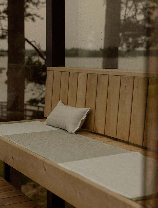 KAISLA Leinen-Badetuch, auch als Saunatuch und Saunaunterlage nutzbar – Outdoor am Wasser und Indoor auf der Saunabank im Wellnessbereich.