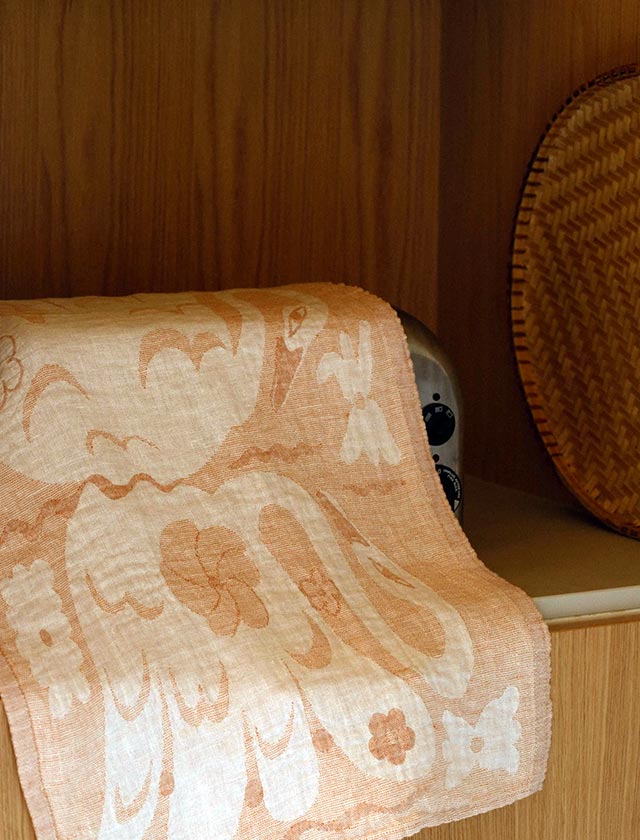Das KAKSIN Geschirrtuch von Lapuan Kankurit vereint skandinavische Schlichtheit mit hochwertigem Handwerk. Entworfen von Armi Teva, überzeugt das Tuch durch ein modernes, grafisches Design und ist in den eleganten Farbvarianten Weiß-Zimt und Weiß-Blau erhältlich.