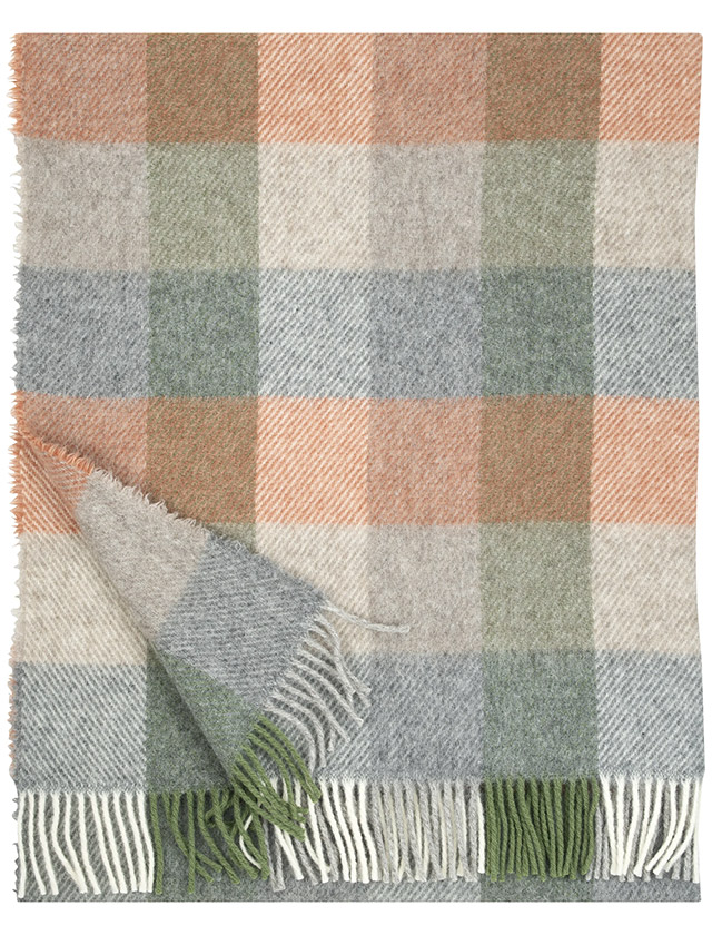 Die KASKU Wolldecke von Lapuan Kankurit in der Farbvariante Cinnamon Green präsentiert sich mit ihrem klassischen Karomuster in warmen Zimt-, Grün-, Beige- und Grautönen. Die harmonische Farbkombination verleiht jedem Raum eine gemütliche skandinavische Atmosphäre. Die hochwertige Decke ist mit weichen Fransen versehen und aus natürlichen Materialien gefertigt. Das zeitlose Design der finnischen Traditionsweberei Lapuan Kankurit passt hervorragend zu modernen, nordischen und natürlichen Wohnstilen.