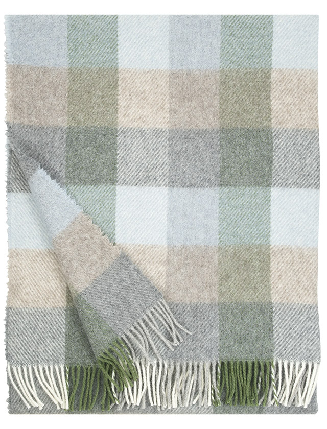 Die KASKU Wolldecke von Lapuan Kankurit in der Farbvariante Light Blue Green überzeugt mit ihrem klassischen Karomuster in harmonischen Blau-, Grün-, Beige- und Grautönen. Die frische und zugleich natürliche Farbgebung verleiht jedem Raum eine ruhige, skandinavische Atmosphäre. Die hochwertige Decke ist mit weichen Fransen versehen und aus natürlichen Materialien gefertigt. Das zeitlose Design der finnischen Traditionsweberei Lapuan Kankurit passt hervorragend zu modernen, nordischen und natürlichen Wohnstilen.