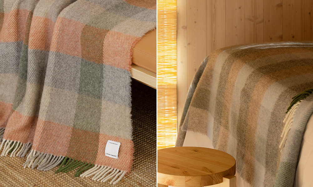 Die KASKU Wolldecke von Lapuan Kankurit in der Farbvariante Cinnamon Green liegt dekorativ über einem Sofa und einem Bett. Das klassische Karomuster kombiniert warme Zimt-, Grün-, Beige- und Grautöne und verleiht dem Raum eine gemütliche skandinavische Atmosphäre. Die hochwertige Decke besitzt weiche Fransen und ist aus natürlichen Materialien gefertigt. Das zeitlose Design der finnischen Traditionsweberei Lapuan Kankurit eignet sich für moderne, nordische und natürliche Wohnstile.