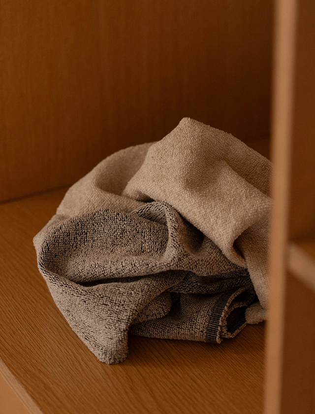 Kivi Handtücher  von Lapuan Kankurit aus reinem Leinen in der Farbe White Linen und Black Linen.