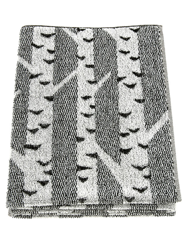 Koivu Duschtuch in White Black aus 70% Leinen und 30% Baumwolle von Lapuan Kankurit. Dieses Handtuch verwöhnt die Haut durch ihre natürliche Rauigkeit und fördert die Durchblutung.