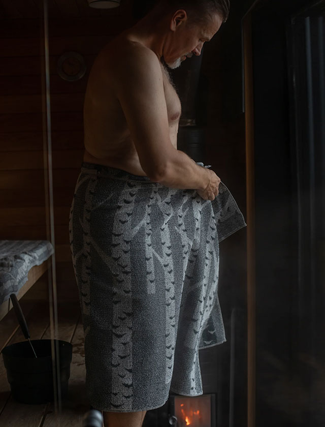 Die MERI-Serie von Lapuan Kankurit umfasst Handtücher und Massage-Schwämme aus 70% europäischem Leinen und 30% Baumwolle. Dieses spezielle Leinen-Frottee ist einzigartig in der Haptik und streichelt sanft die Haut. Es fördert nicht nur ein angenehmes Gefühl, sondern kann auch gesundheitsfördernd wirken. Beachten Sie, dass die Saugfähigkeit erst nach einigen Waschgängen zur Entfaltung kommt. Das Leinenfrottier-Produkt ist langlebig und verbessert sich mit der Zeit und Nutzung – eine lohnende Investition für den Alltag.
