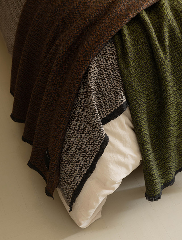 Koli Merino-Decke in Black-Olive von Lapuan Kankurit