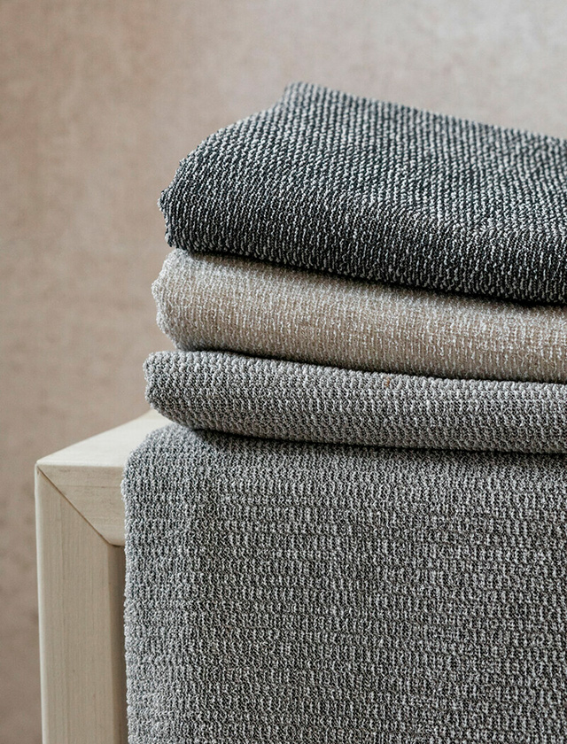 Die MERI-Serie von Lapuan Kankurit umfasst Handtücher und Massage-Schwämme aus 70% europäischem Leinen und 30% Baumwolle. Dieses spezielle Leinen-Frottee ist einzigartig in der Haptik und streichelt sanft die Haut. Es fördert nicht nur ein angenehmes Gefühl, sondern kann auch gesundheitsfördernd wirken. Beachten Sie, dass die Saugfähigkeit erst nach einigen Waschgängen zur Entfaltung kommt. Das Leinenfrottier-Produkt ist langlebig und verbessert sich mit der Zeit und Nutzung – eine lohnende Investition für den Alltag.