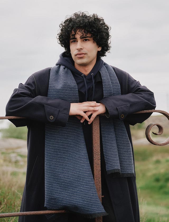 Der Lapuan Kankurit HILE Schal in Dunkelblau überzeugt mit einem dezenten Muster und modernem Look. Gefertigt aus 100?% weicher Merinowolle, eignet er sich perfekt für kühle Herbst- und Wintertage. Das zeitlose Design macht ihn zum vielseitigen Accessoire für Männer und Frauen – sowohl für City-Outfits als auch Outdoor-Aktivitäten.