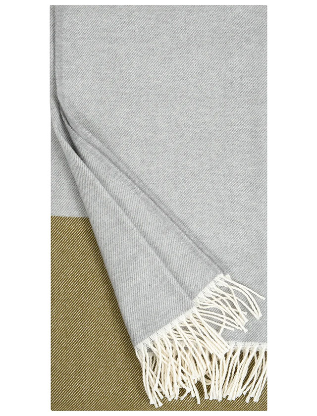 Naapuri Wolldecke in Olive Grey von Lapuan Kankurit.