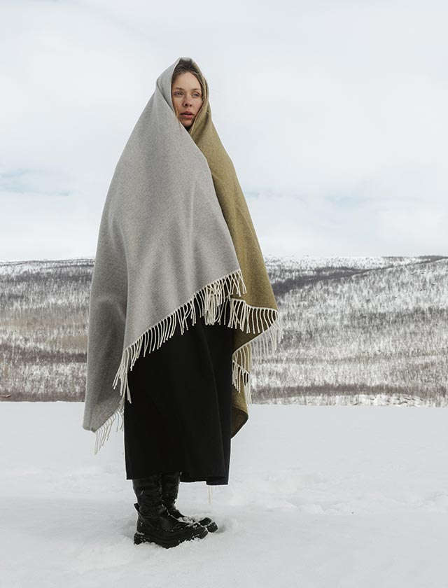 Wintermood: Die luxuriöse Naapuri Decke hält warm und setzt in Grau-Oliv einen zeitlosen Design-Akzent.