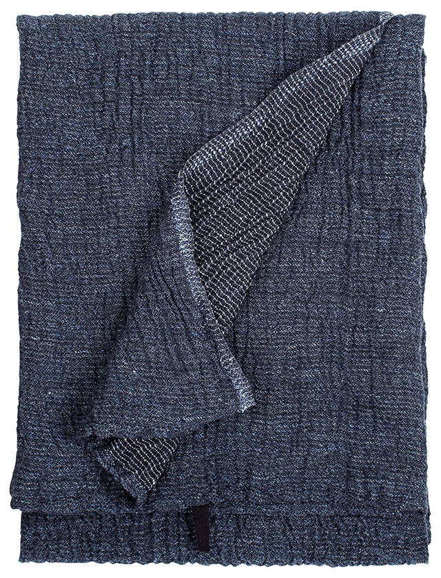 Nyytti Dusch- und Badetuch in Black Blueberry von Lapuan Kankurit aus Leinen und Tencel.